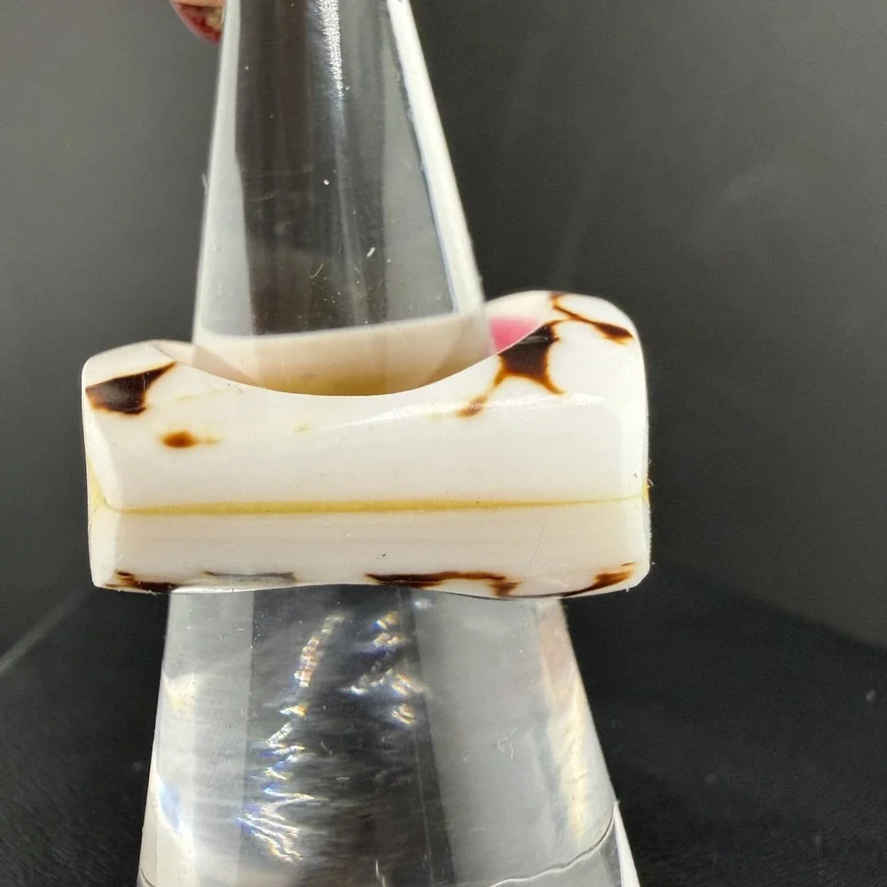 Vintage Carved Ring White Red Shell Size 7‎